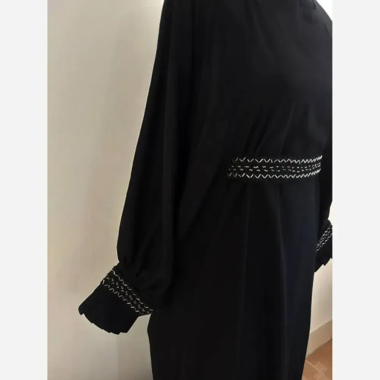 عبای زنانه مدل نازگل جنس کرپ الیزه با کمربند ملیله دوزی شده مشکی