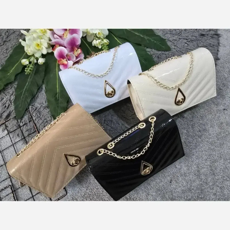 کیف زنانه مدل مونا جنس چرم ورنی مجلسی ابعاد 20 در 15 سانتیمتر
