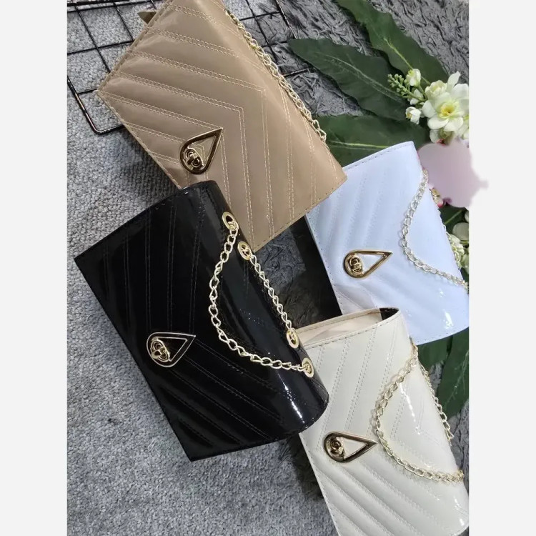 کیف زنانه مدل مونا جنس چرم ورنی مجلسی ابعاد 20 در 15 سانتیمتر