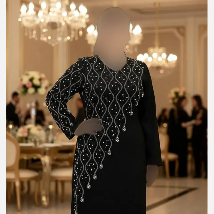 پیراهن مجلسی زنانه مدل تندیس جنس کرپ دالقیچ مشکی با خرجکار نگین و مروارید سایز 38 تا 60