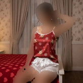 ست خواب زنانه ساتن الیکس ابریشم طرحدار به همراه اسکرانچی فری سایز