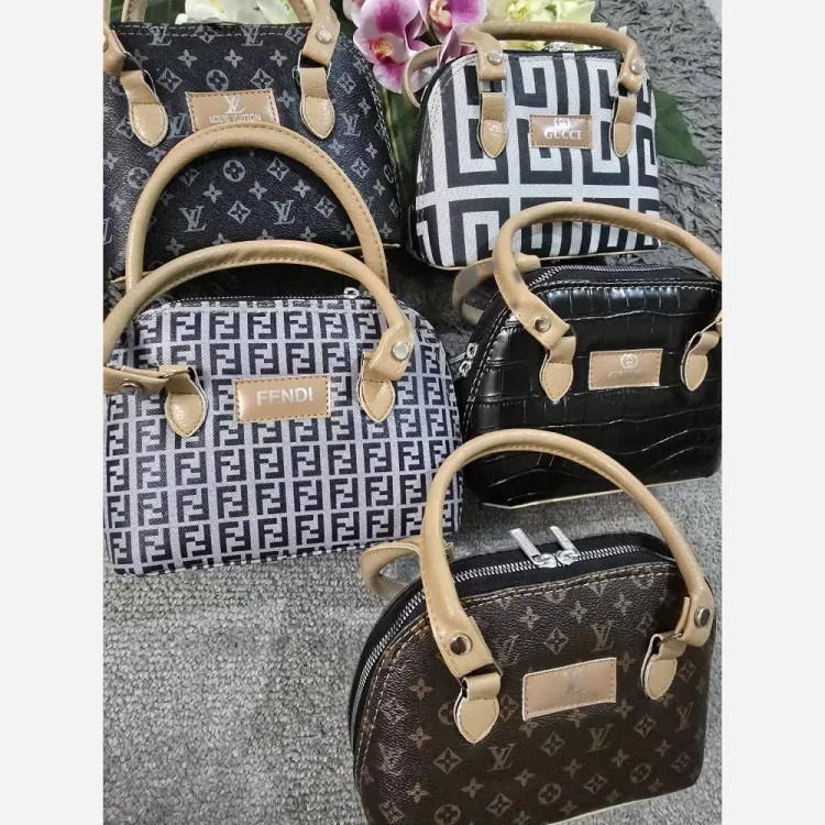 کیف زنانه مدل شبدر چرمی بند بلند سایز 15 در 12 سانتیمتر