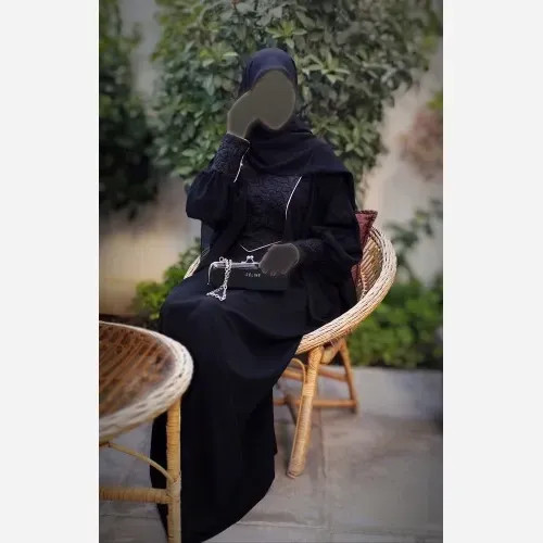 عبا زنانه مدل حسنا جنس کرپ الیزه مشکی زیپدار و فری سایز
