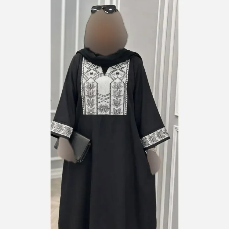 عبای زنانه مدل آلکا جنس داکرون سوزن دوزی شده رنگ مشکی فری سایز