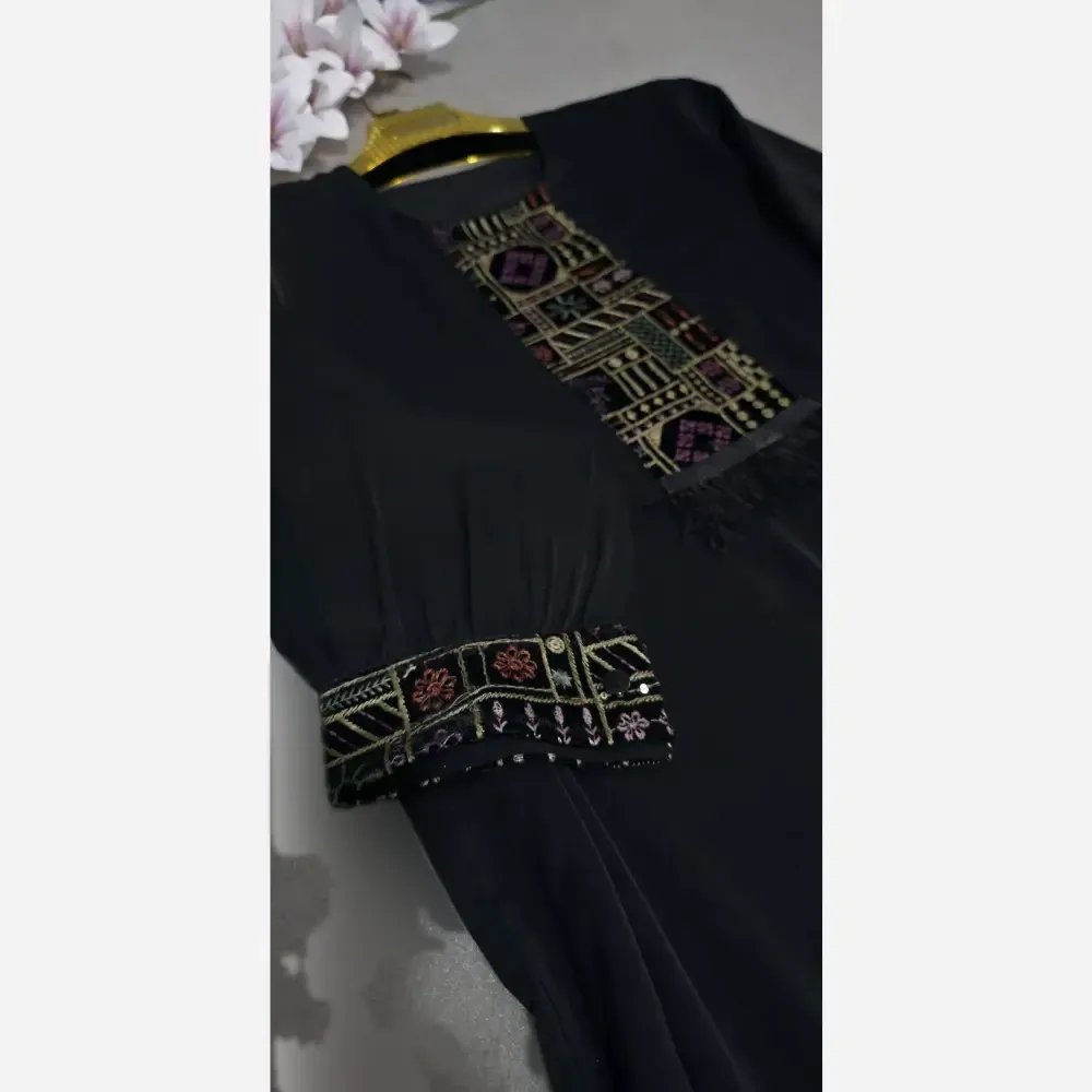 عبا زنانه مدل هدیه جنس الیزه با خرجکار سوزن دوزی درجه یک رنگ مشکی فری سایز