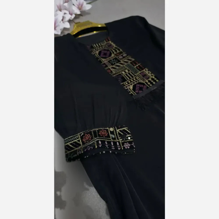 عبا زنانه مدل هدیه جنس الیزه با خرجکار سوزن دوزی درجه یک رنگ مشکی فری سایز