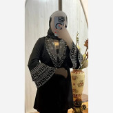ست مانتو شلوار مجلسی آستین کلوش ورساچ مازراتی گرم بالا نگین نقره ای و مشکی سایز 40 تا 52
