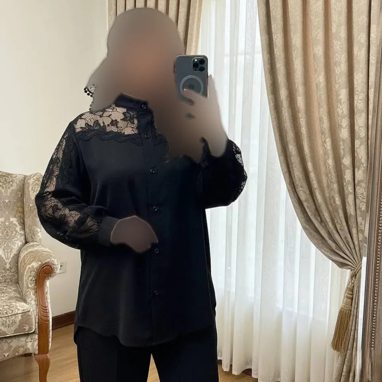 شومیز زنانه کرپ الیزه مشکی دکمهدار با خرجکار نوار قلاببافی و تور سایز 38 تا 60