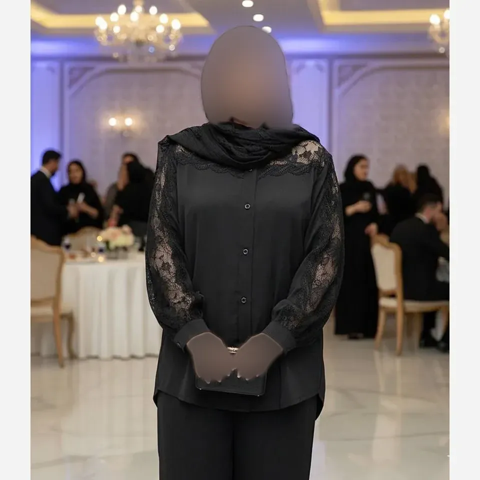 شومیز زنانه کرپ الیزه مشکی دکمهدار با خرجکار نوار قلاببافی و تور سایز 38 تا 60
