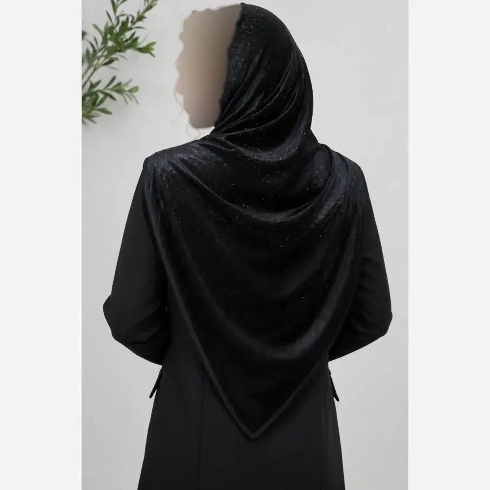 روسری مجلسی قواره دار کوپرا مشکی نگین کاری شده ابعاد 125 در 125