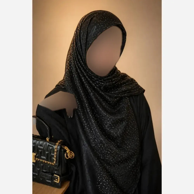 روسری مجلسی قواره دار کوپرا مشکی نگین کاری شده ابعاد 125 در 125