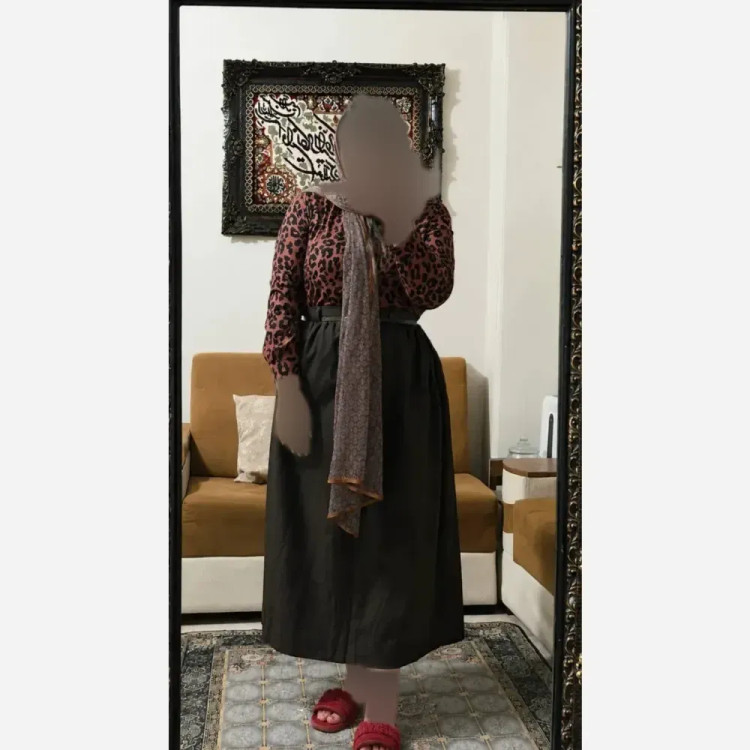 ست سه تیکه زنانه مدل نایلا شامل شومیز کرپ بوگاتی و دامن لینن پلاس با کمربند