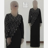 پیراهن مجلسی زنانه مدل تندیس جنس کرپ دالقیچ مشکی نگیندوزی شده