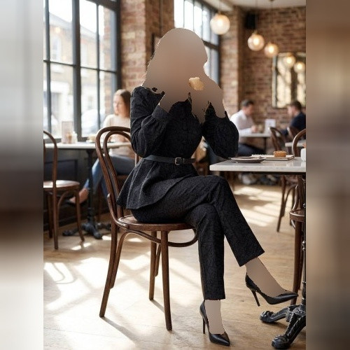 شومیز زنانه زیپ مخفی دارد و دکمه های جلوی لباس نمادین است