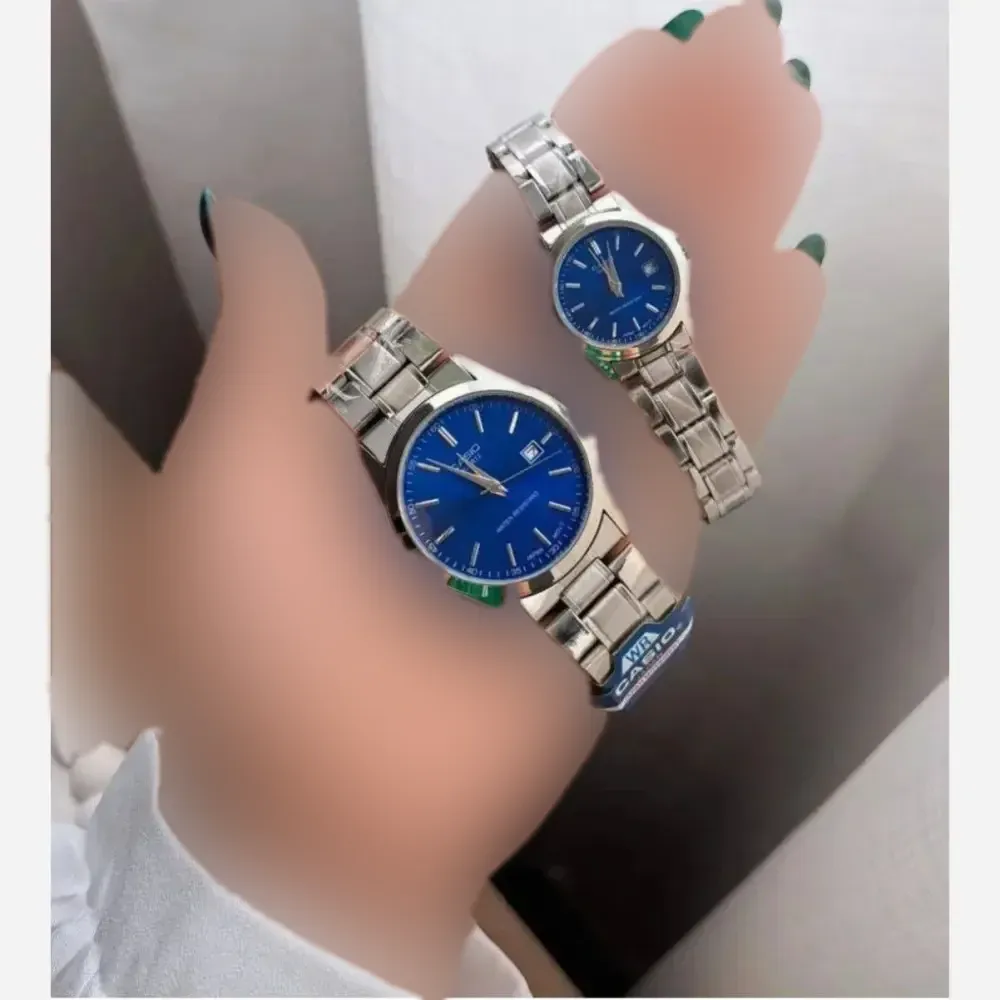 ست ساعت کاسیو بند استیل نقرهای صفحه آبی با دستبند کارتیر و ست حلقه دارای تقویم کیفیت عالی 6 ماه گارانتی موتور