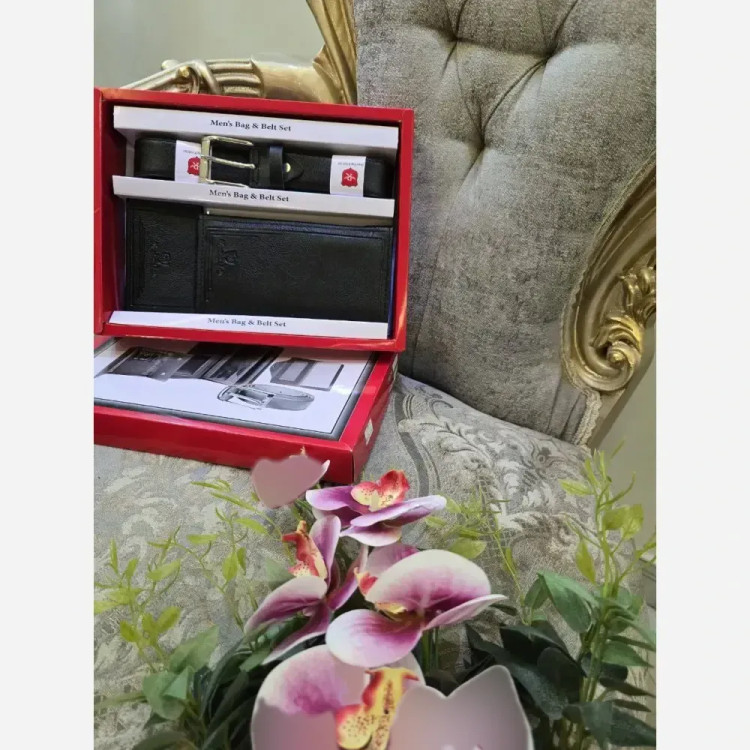 پک مردانه چرم شامل کیف پول جاکارتی و کمربند رنگ مشکی و عسلی