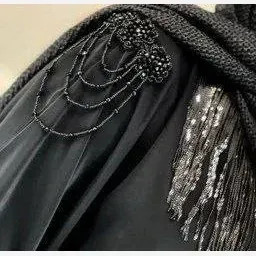عبایی سردوش دار مه لقا الیزه مشکی فری سایز 38 تا 52 بند تنظیم سایز قد 125 سانت دور سینه 160 سانت آستین 60 سانت دوخت مزونی کیفیت عالی