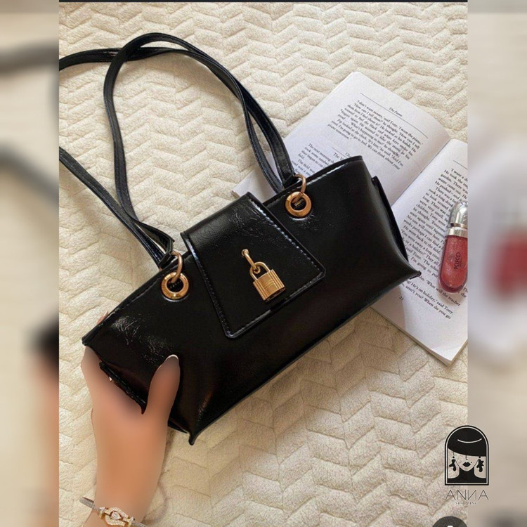 کیف زنانه مدل قفل دار جنس چرم ورنی ساده سایز 111