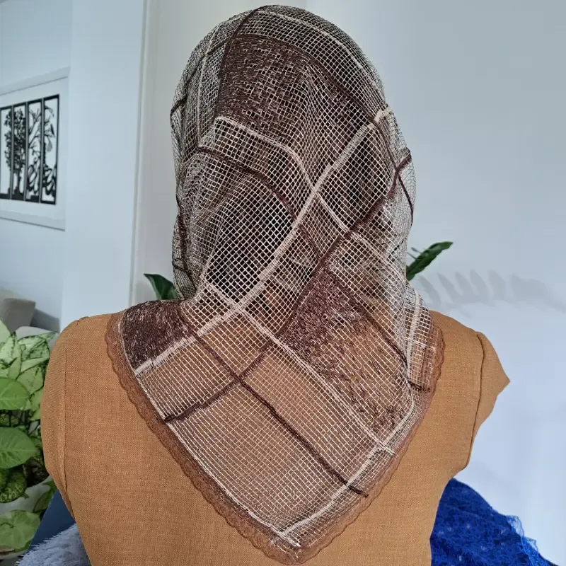 مینی اسکارف سه گوش گیپور کرم قهوه ای ابعاد 70 در 70 سانتی متر