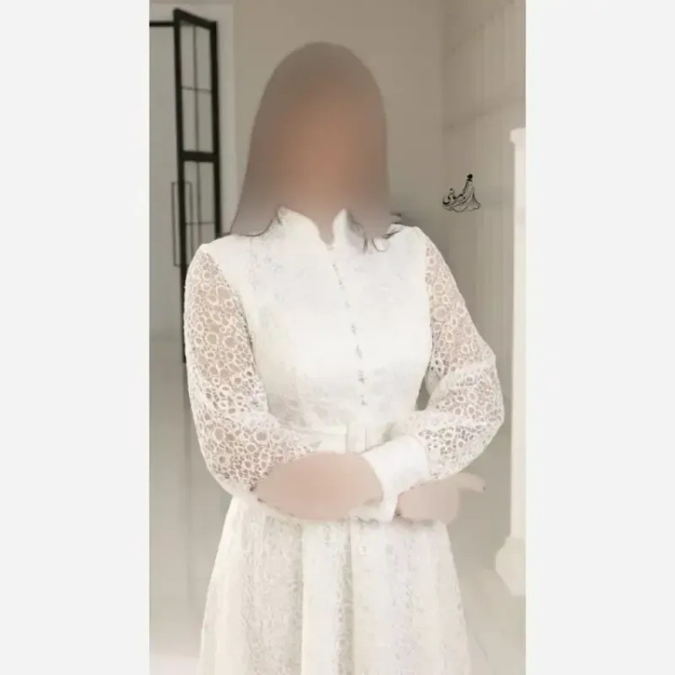 لباس میدی مجلسی زنانه دانتل قیطونی کاپدار کمربندار رنگ سفید و سورمه ای