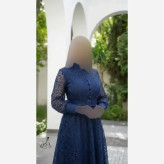 لباس میدی مجلسی زنانه دانتل قیطونی کاپدار کمربندار رنگ سفید و سورمه ای