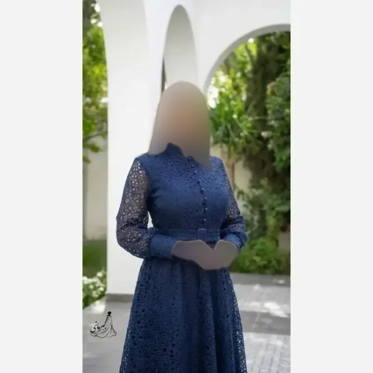 لباس میدی مجلسی زنانه دانتل قیطونی کاپدار کمربندار رنگ سفید و سورمه ای