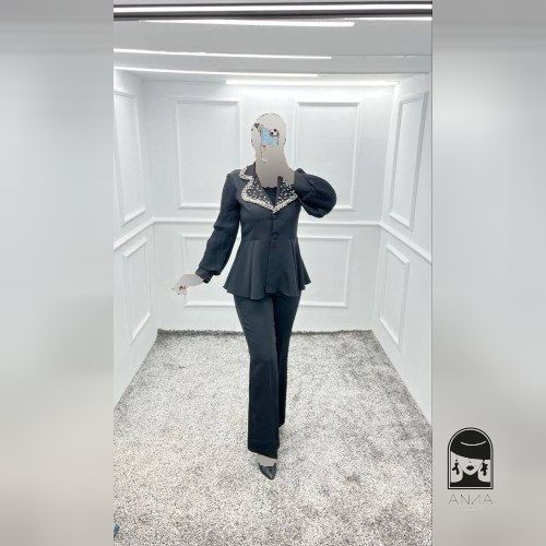 ست کت شلوار زنانه مدل کایلین کد1 جنس مازراتی و مروارید نگین پانچی با استین حریر پلیسه شده فوق