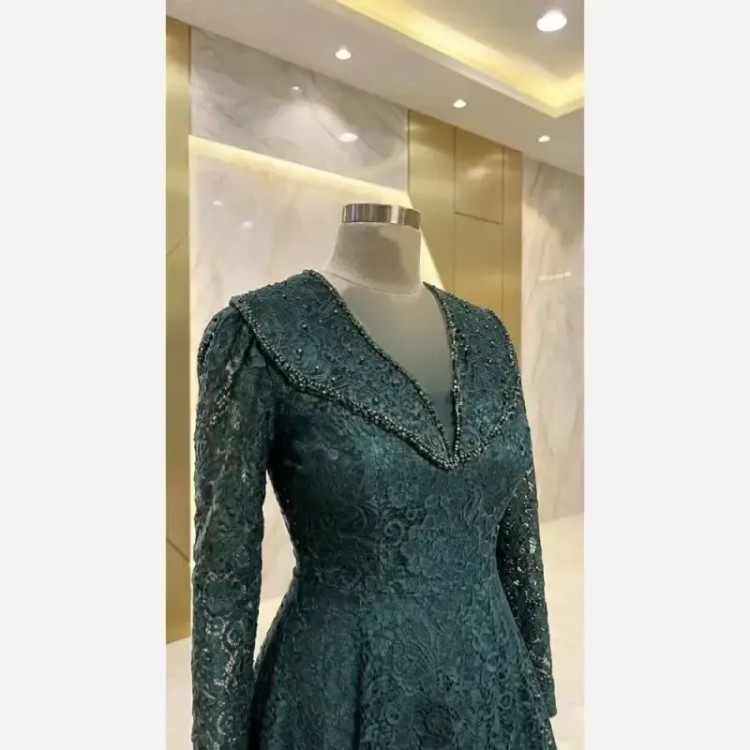 لباس مجلسی زنانه مدل سایه سنگدوزی شده دانتل درجه یک کاپدار مشکی و سبز سایزبندی بزرگ