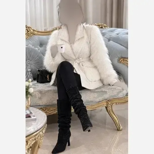 پالتو زنانه مدل لردا پارچه لمزور کنف رنگ سفید با خز ایتالیایی و مغزی مروارید سایز 1 و 2